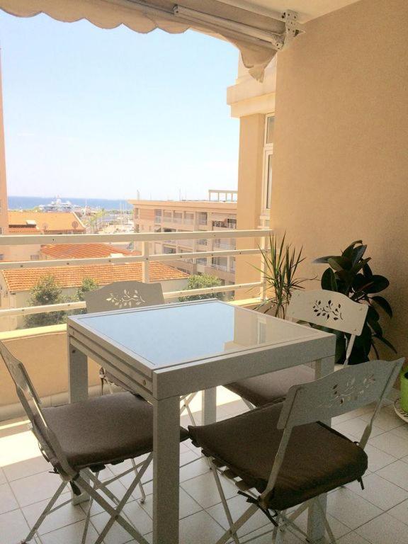 Charmant 2P Vue Mer Face Au Port De Golfe Juan מראה חיצוני תמונה