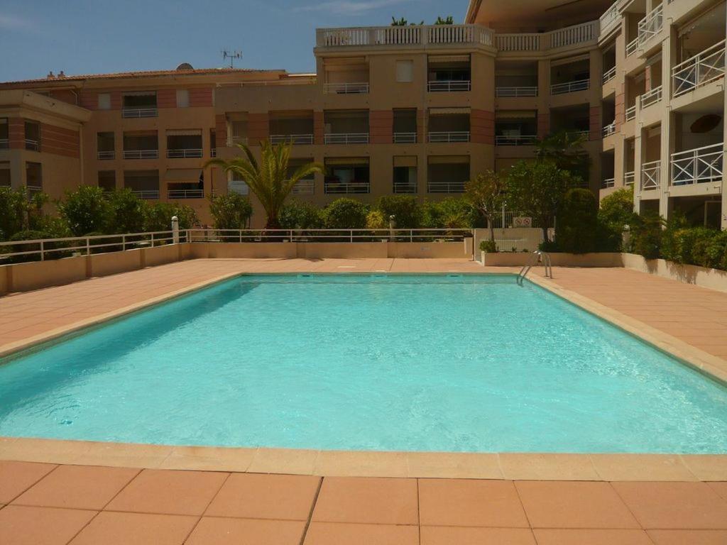 Charmant 2P Vue Mer Face Au Port De Golfe Juan מראה חיצוני תמונה